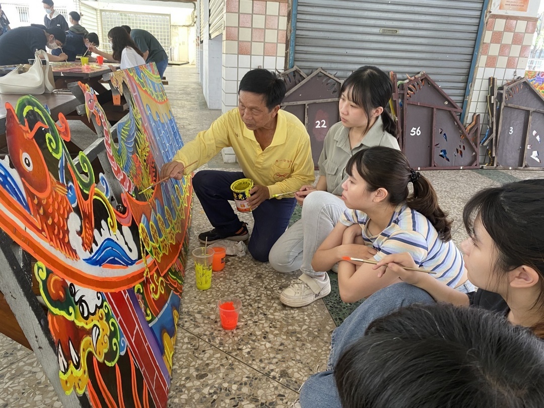 醮壇彩繪工作坊，吳震星現場親授傳統醮壇彩繪技藝。